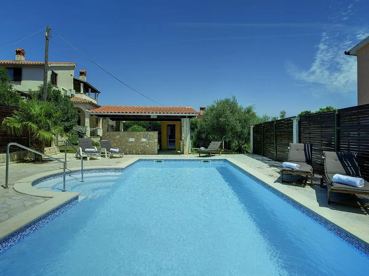 Quaint Holiday Home In Li Njan With Pool Liznjan