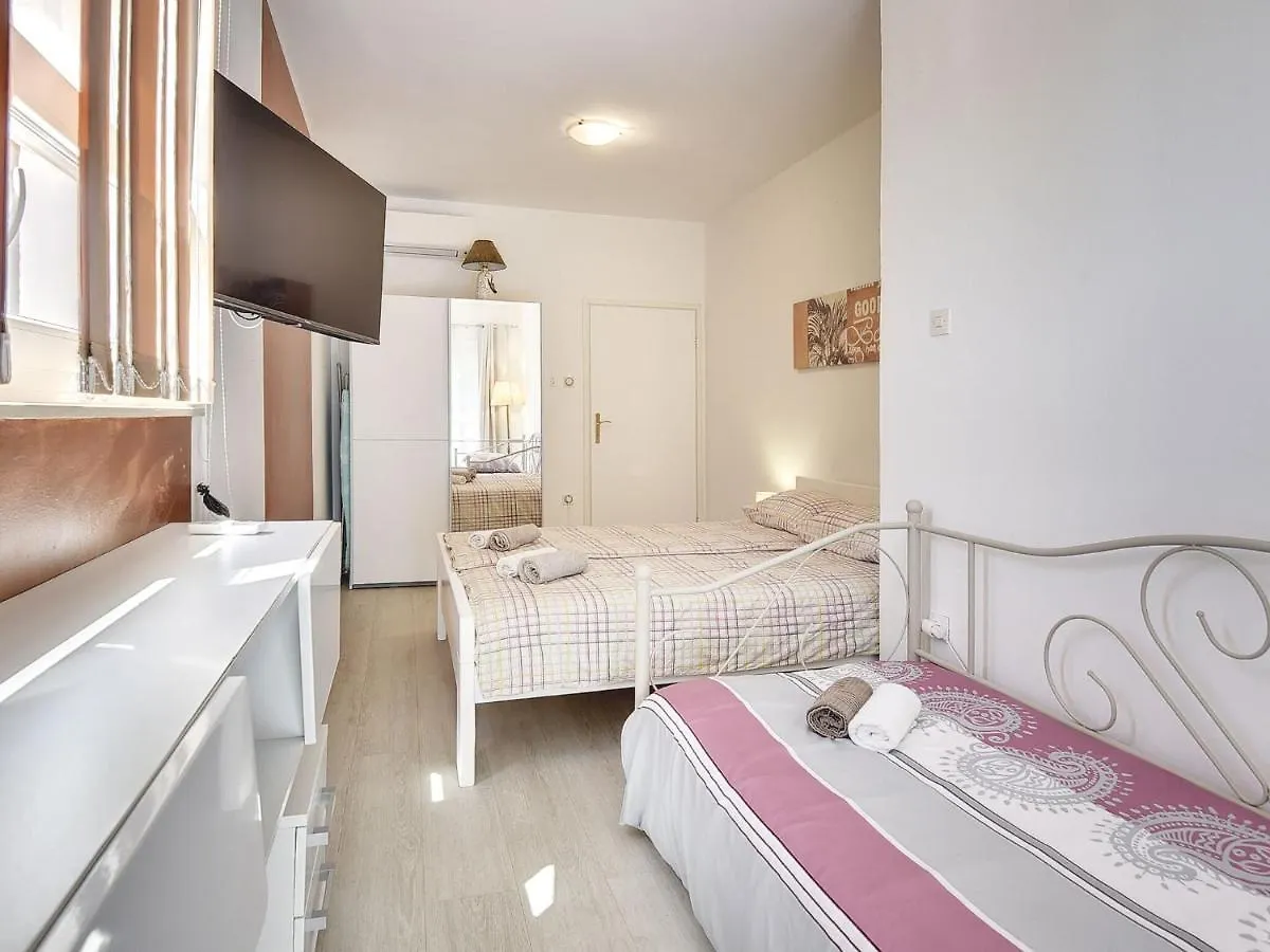 Quaint Holiday Home In Li Njan With Pool Liznjan